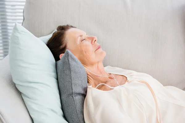 Volwassen vrouw luisteren naar muziek — Stockfoto