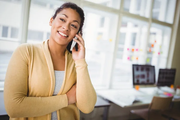 Zakenvrouw die telefoon gebruikt — Stockfoto