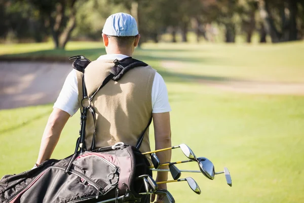 Sportif tenant un sac de golf — Photo