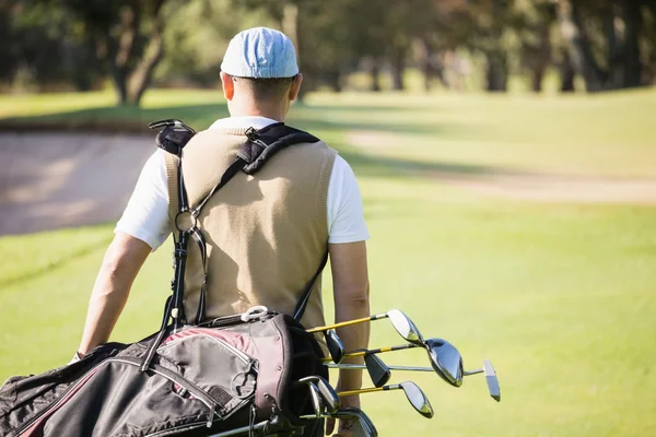 Deportista sosteniendo una bolsa de golf — Foto de Stock