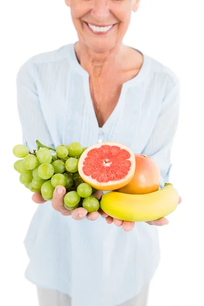 Sonriente mujer madura sosteniendo frutas —  Fotos de Stock