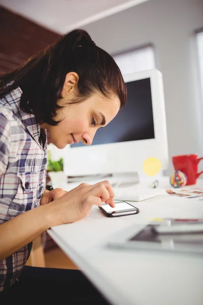 Femme utilisant le téléphone sur le bureau — Photo