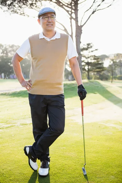 Golfista posando con su club de golf — Foto de Stock