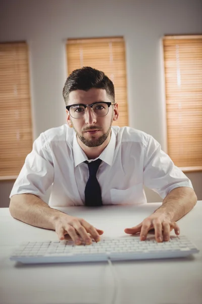 Jeune homme d'affaires assis au bureau — Photo