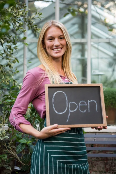 Tuinman houden open tekst op blackboard — Stockfoto