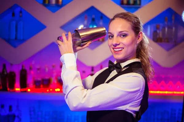 Barmaid with cocktail shaker at counter — Stock Photo, Image