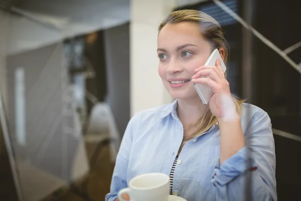 นักธุรกิจพูดคุยทางโทรศัพท์ — ภาพถ่ายสต็อก