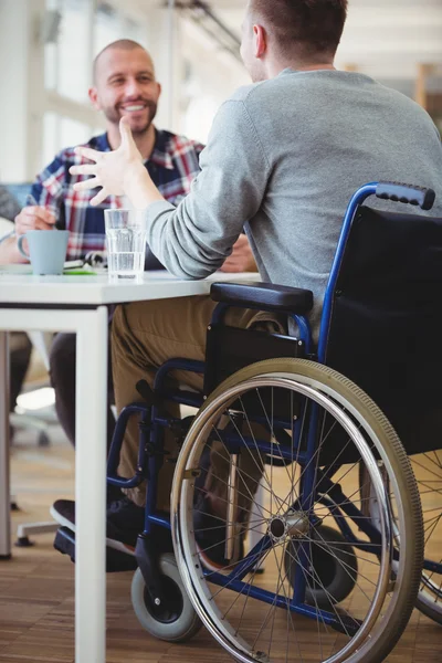 Handicap biznesmen dyskusji z kolegą — Zdjęcie stockowe