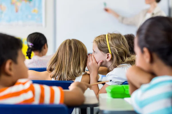 Studentesse pettegolezzi in classe — Foto Stock