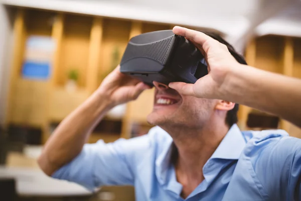 Empresário desfrutando de fone de ouvido realidade aumentada — Fotografia de Stock