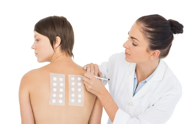 Médico examinando paciente de volta — Fotografia de Stock