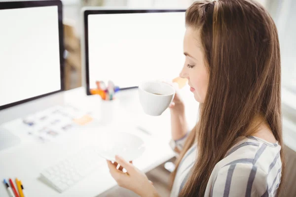 Business woman having coffee — стоковое фото