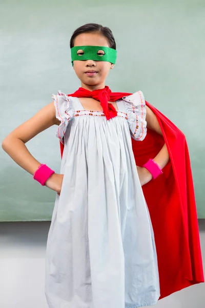 Mädchen als Superheld verkleidet — Stockfoto