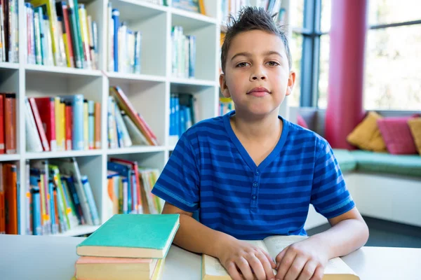 Elementarne chłopiec czytanie książki — Zdjęcie stockowe