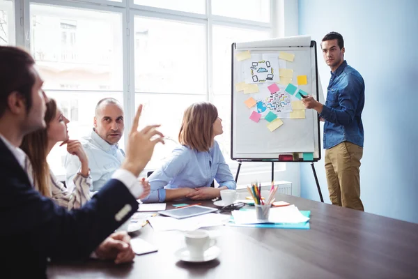 De aanroepende collega spreker — Stockfoto