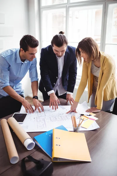 Arquitectos mirando el plan de construcción — Foto de Stock