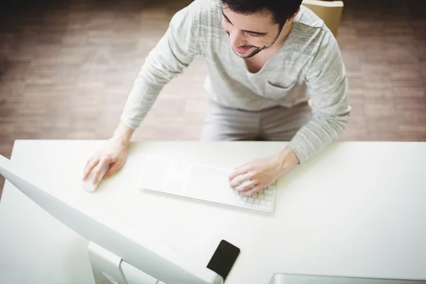 Zakenman werkt op de computer — Stockfoto