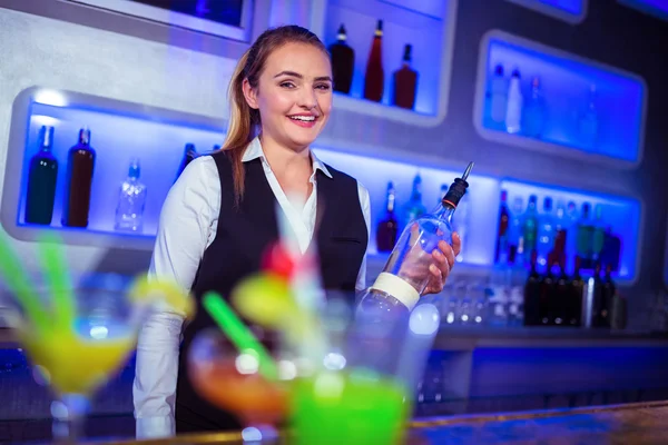 Barkeeper mit Flasche — Stockfoto