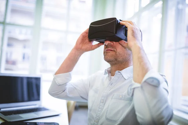 Designer mit Virtual-Reality-Headset — Stockfoto