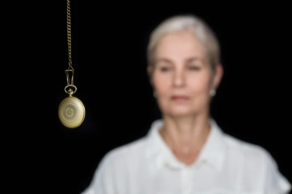 Vrouw wordt gehypnotiseerd met slinger — Stockfoto