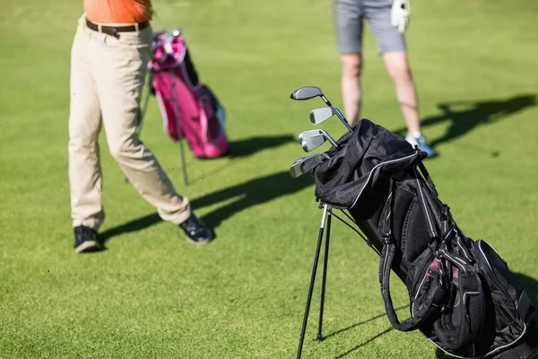 Nízké sekce páru hrát golf — Stock fotografie