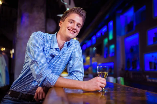 Sonriente hombre en bar mostrador — Foto de Stock