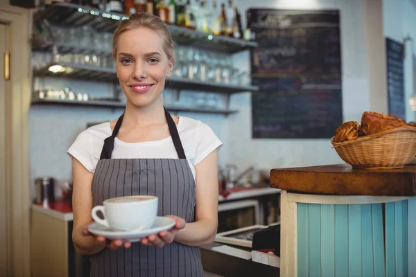 Serveerster serveren drankje in het café — Stockfoto