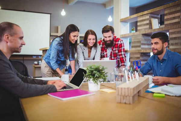 Mensen uit het bedrijfsleven bespreken tijdens de bijeenkomst — Stockfoto