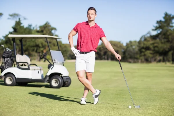 Unga golfspelare med handen på höften — Stockfoto