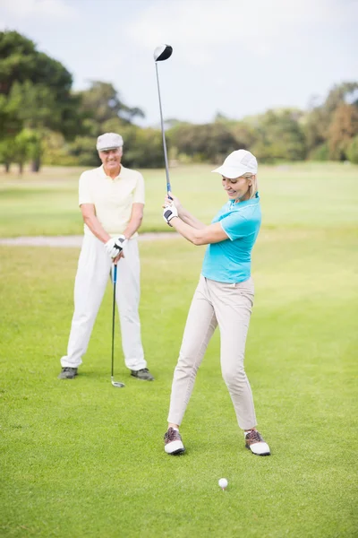 Uśmiechnięta golfista kobieta przy strzał — Zdjęcie stockowe