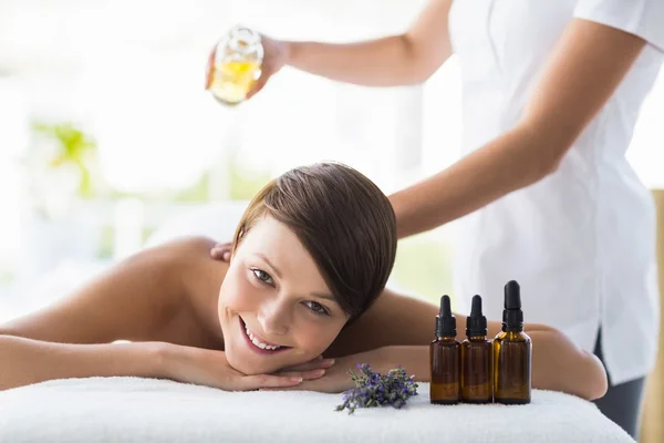 Frau erhält Massage-Behandlung — Stockfoto