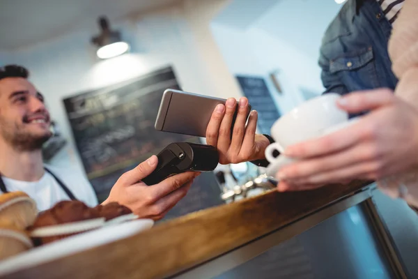 Zákazník s mobil stojící s barista — Stock fotografie