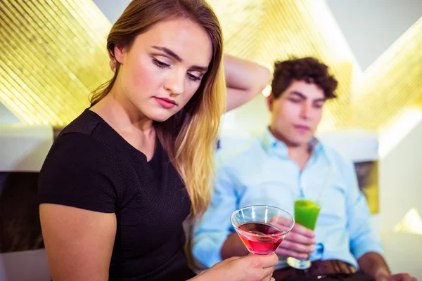 Couple holding cocktail glasses — Stock Photo, Image