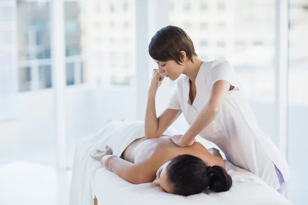Massagista dando massagem a mulher nua — Fotografia de Stock