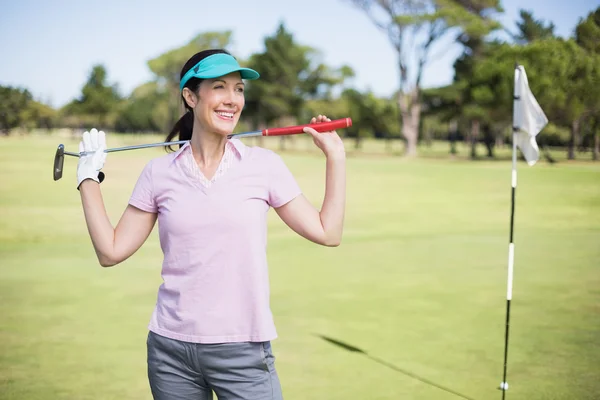 Glückliche Frau trägt Golfschläger — Stockfoto