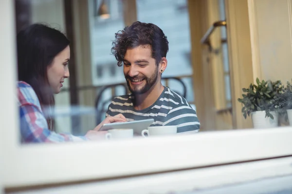 Pareja usando tableta pc en la cafetería — Foto de Stock