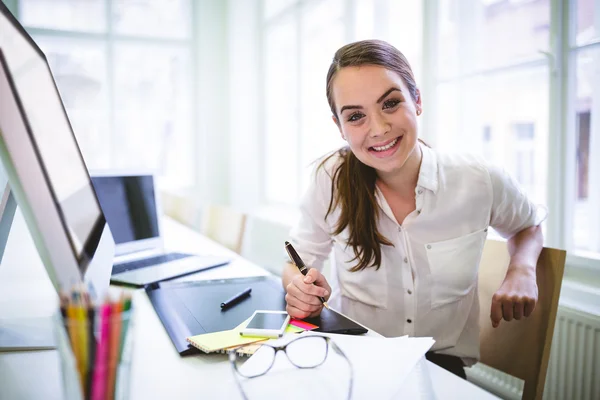 Diseñador gráfico utilizando tableta gráfica — Foto de Stock