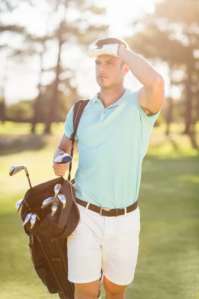 Golfer afscherming van de ogen — Stockfoto