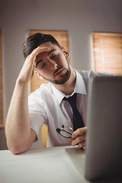 Trött man som sitter på kontor — Stockfoto