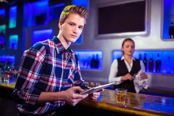 Homem usando tablet digital com trabalho bartender — Fotografia de Stock