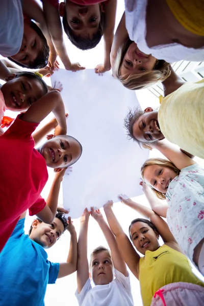 Bambini che tengono panno — Foto Stock