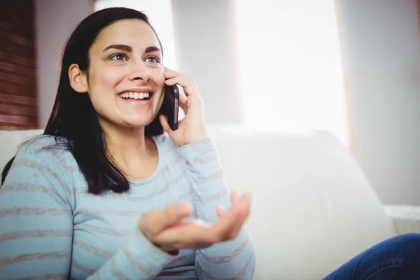 Femme heureuse parlant au téléphone — Photo