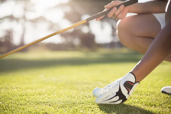 Golfista homem colocando bola de golfe no tee — Fotografia de Stock