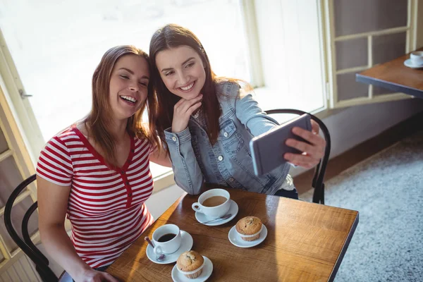 Amigos felices tomando selfie en la cafetería —  Fotos de Stock