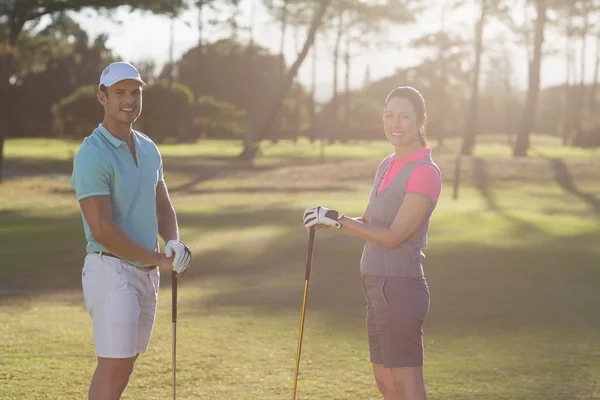 Gülümseyen golf oyuncu çift — Stok fotoğraf