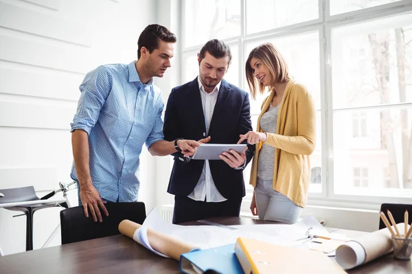 Diseñadores de interiores usando tableta digital — Foto de Stock