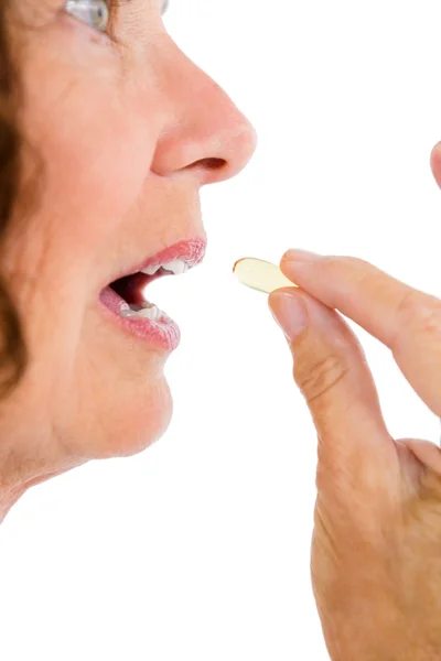 Mujer tomando píldora — Foto de Stock