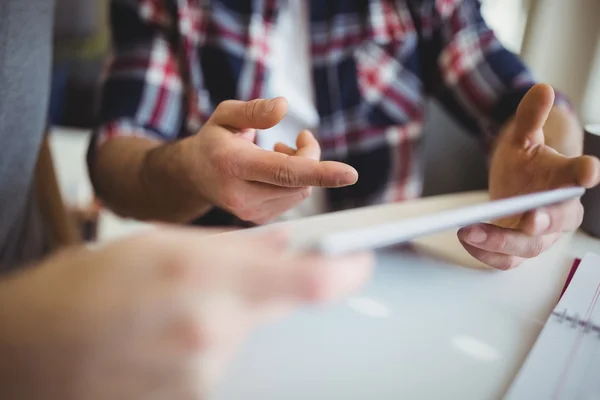 Empresários usando tablet no escritório — Fotografia de Stock