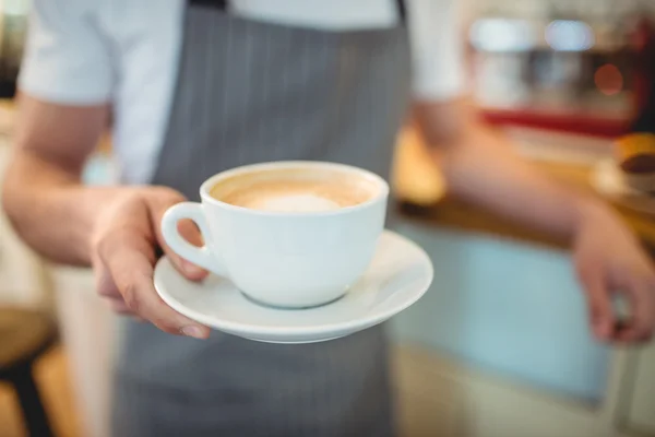 Barista servindo café na loja — Fotografia de Stock