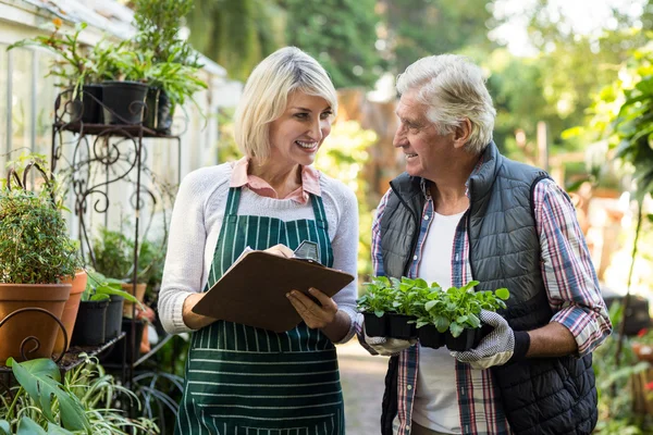 Paar lächelt bei der Arbeit — Stockfoto